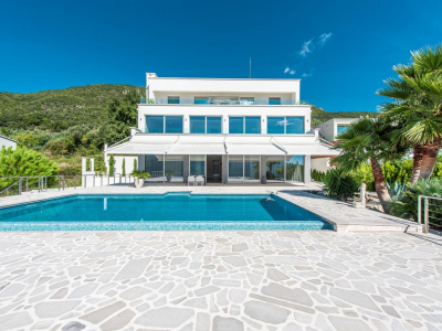 Villa in Djenovici with a sea view and a swimming pool.